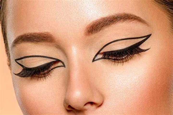 A graphic eyeliner look that looks absolutely stunning.