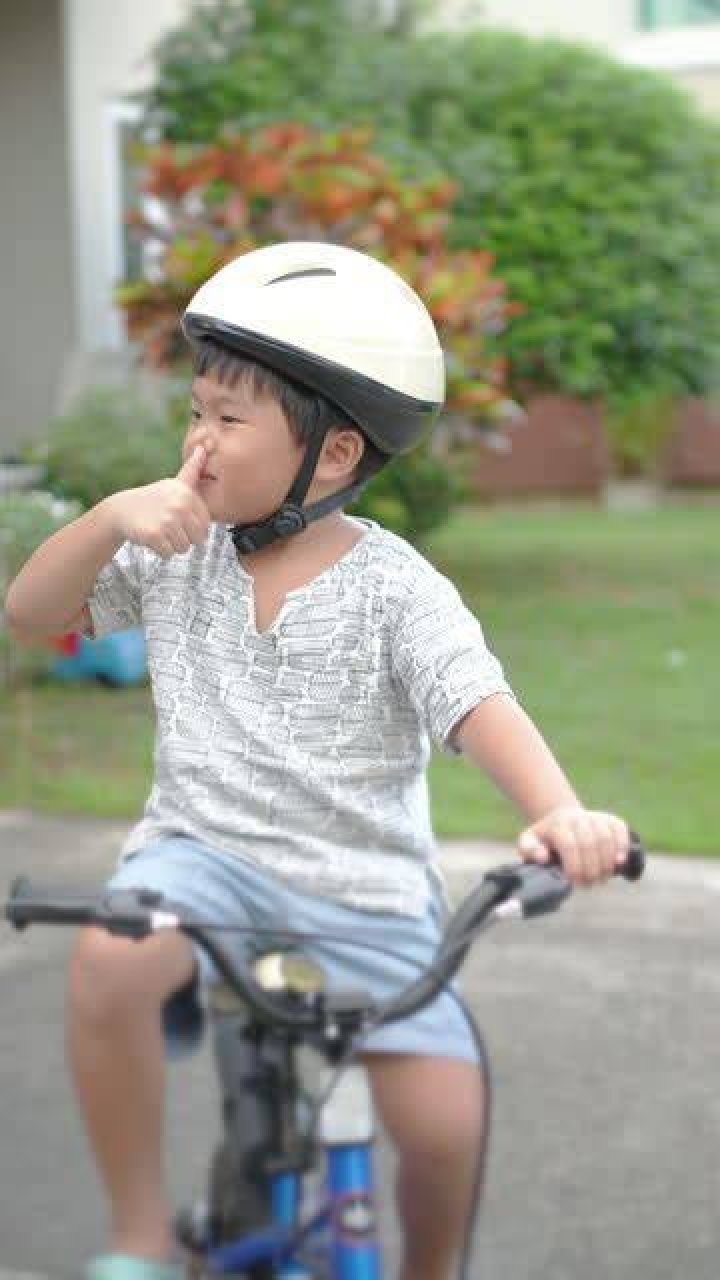 A mom showed the helmet she makes her son wear so he doesn't get hurt