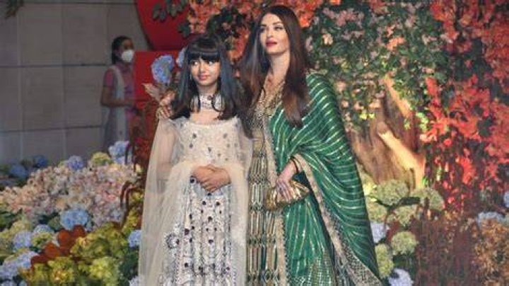 Aaradhya completed her look with white shimmery headband and white-pink sneakers. 