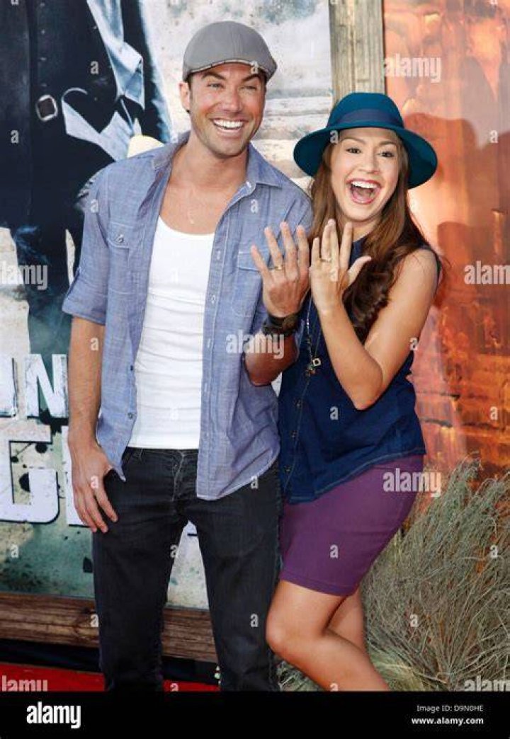 Ace Young & Diana DeGarmo from Stars Celebrate Christmas 2015 E! News Australia