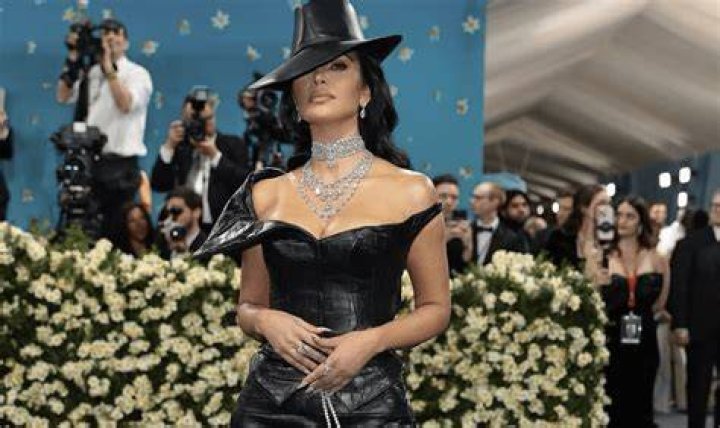 Actualizar 53+ imagen met gala outfit ideas Abzlocal.mx