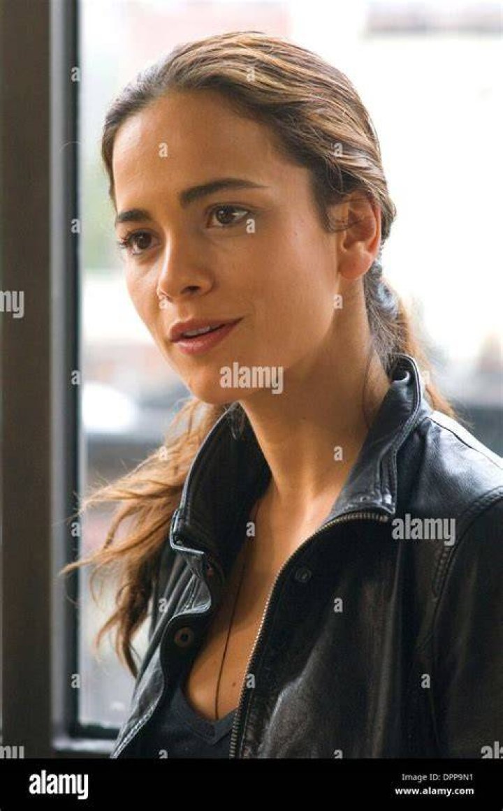 Alice Braga I Am Legend / Pin On Music This was her breakthrough role in the country that