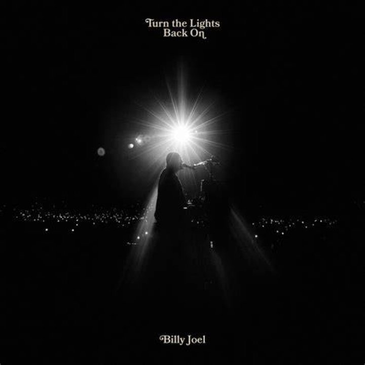 AP&Oacute;S D&Eacute;CADAS SEM LAN&Ccedil;AR ALGO IN&Eacute;DITO, BILLY JOEL DIVULGA O SINGLE &ldquo;TURN THE LIGHTS BACK ON