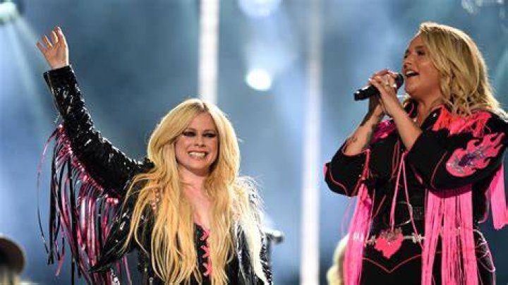 Avril Lavigne Surprises CMA Fest to Sing &lsquo;Sk8er Boi&rsquo; with Miranda Lambert