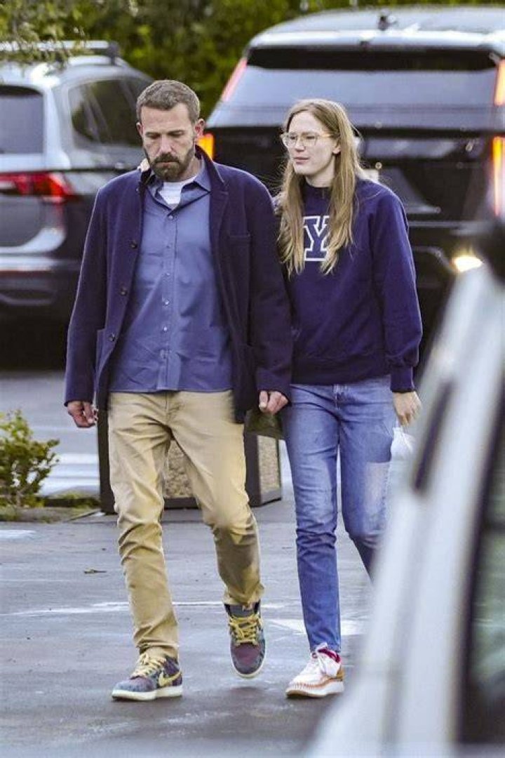 Ben Affleck Takes Daughters Violet & Seraphina For Ice Cream Photos