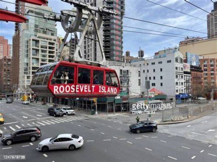 Cablecar transports passengers to Roosevelt Island