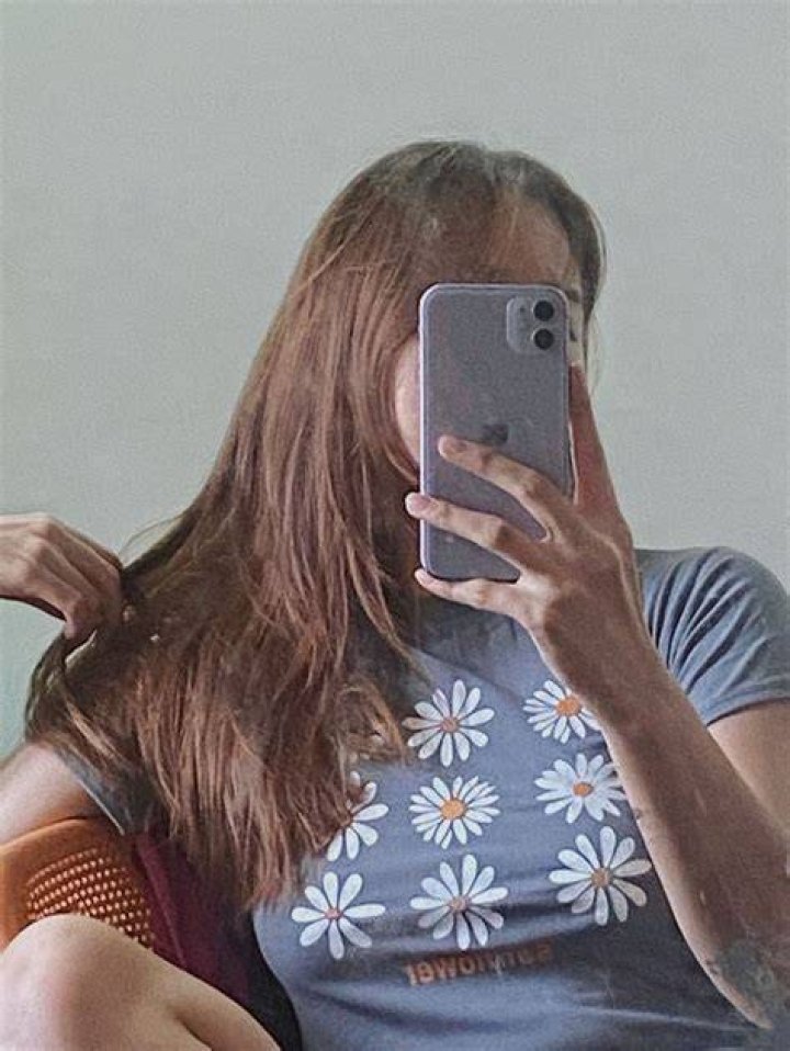 Daisy shared this mirror selfie from a bathroom yesterday