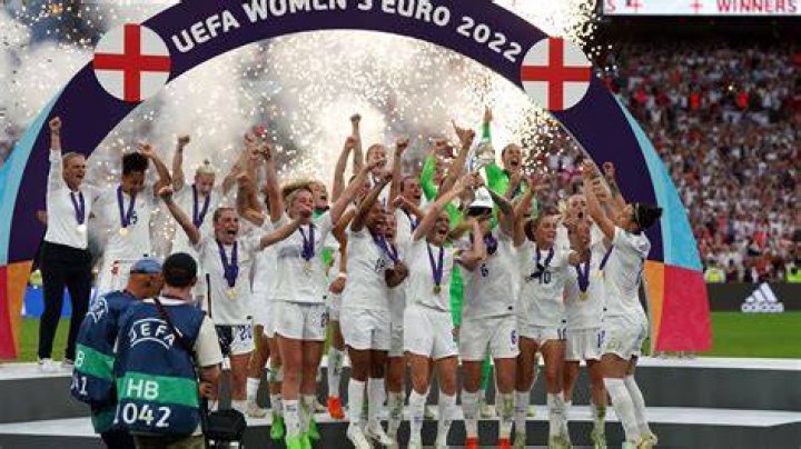 England Women's captain Leah Williamson sent pal Scott well wishes