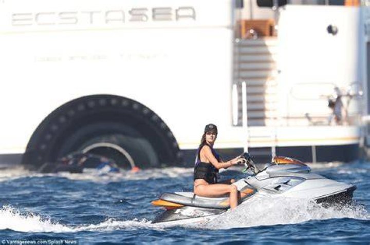 Eva jetted off to Marbella with her family, including her producer husband Jos&eacute; Bast&oacute;n