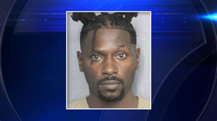 Ex NFL Star Antonio Brown Reveals Fianc&eacute;e Chelsie's Baby Bump theJasmineBRAND