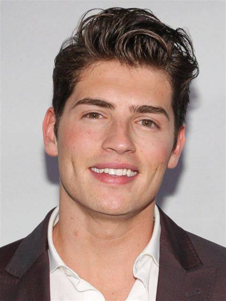 Gregg Sulkin & 'Marvel's Runaways' Cast Tease Season 3 at New York Comic Con 2019