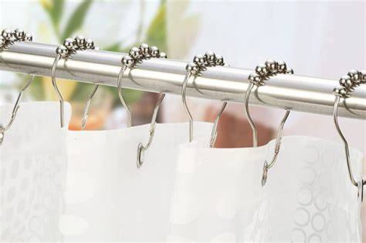 Hamai used shower rings to neatly hang up several pairs of jeans