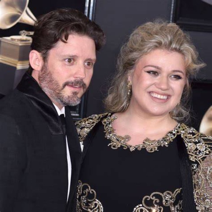 He asked Kelly Clarkson who Niall Horan and Chance the Rapper were in a brutal diss