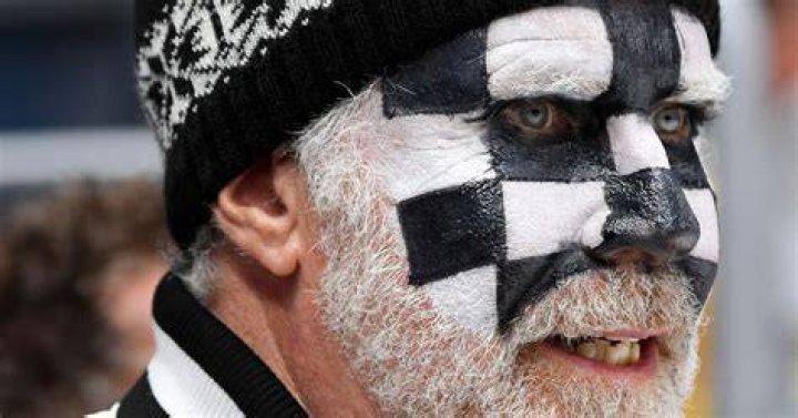 Hollywood comedy actor looks unrecognisable as he cheers on hockey team Mirror Online