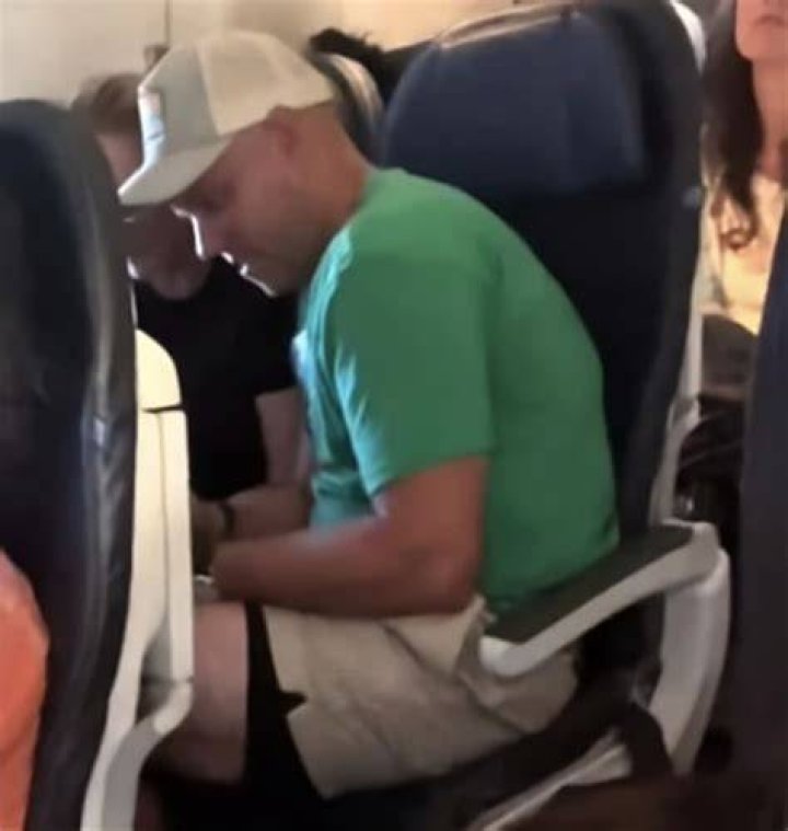 Is United Airlines Cheating Flight Attendants With "Long Sit" Policy