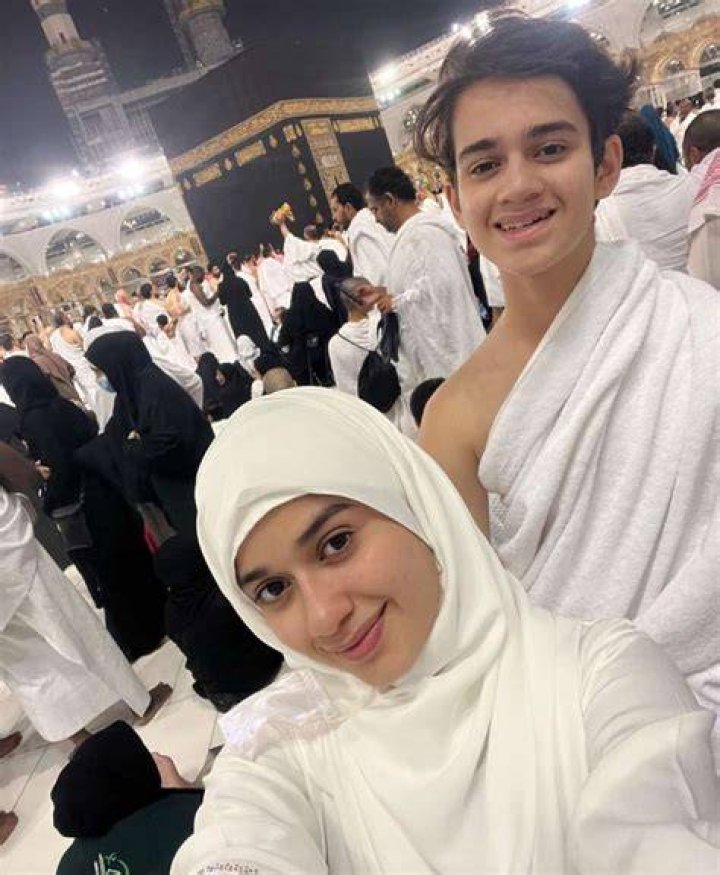 Jannat shared a video on her Instagram story showing people dressed in white cloth heading towards the al-Hajar al-Aswad to complete the Holy ritual. She captioned the post 