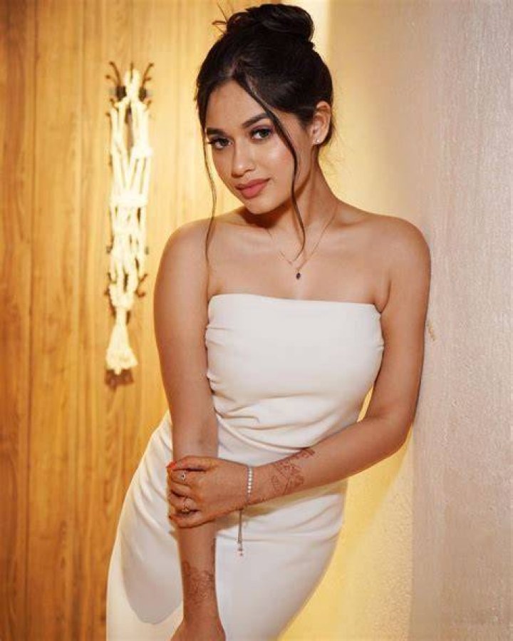 Jannat Zubair is a well-known actress who was recently seen on the action-packed show Khatron Ke Khiladi 12. During her visit to the Holy city of Mecca, she had the opportunity to complete her first Holy Umrah with her family. Jannat documented her experience by sharing photos and videos on social media.