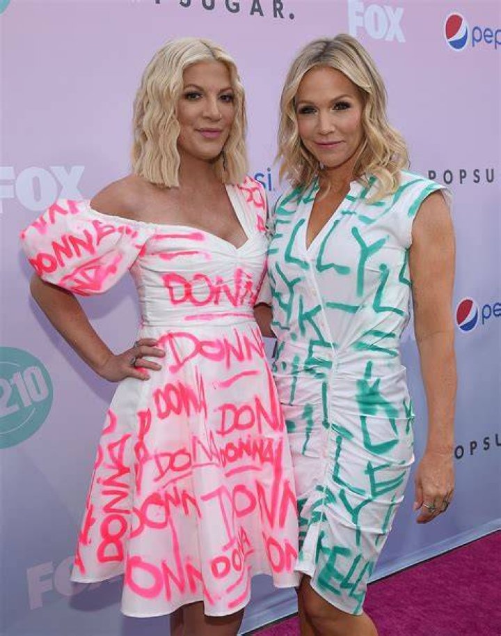 Jennie Garth and Tori Spelling Recall Tiffani Thiessen Joining Beverly Hills