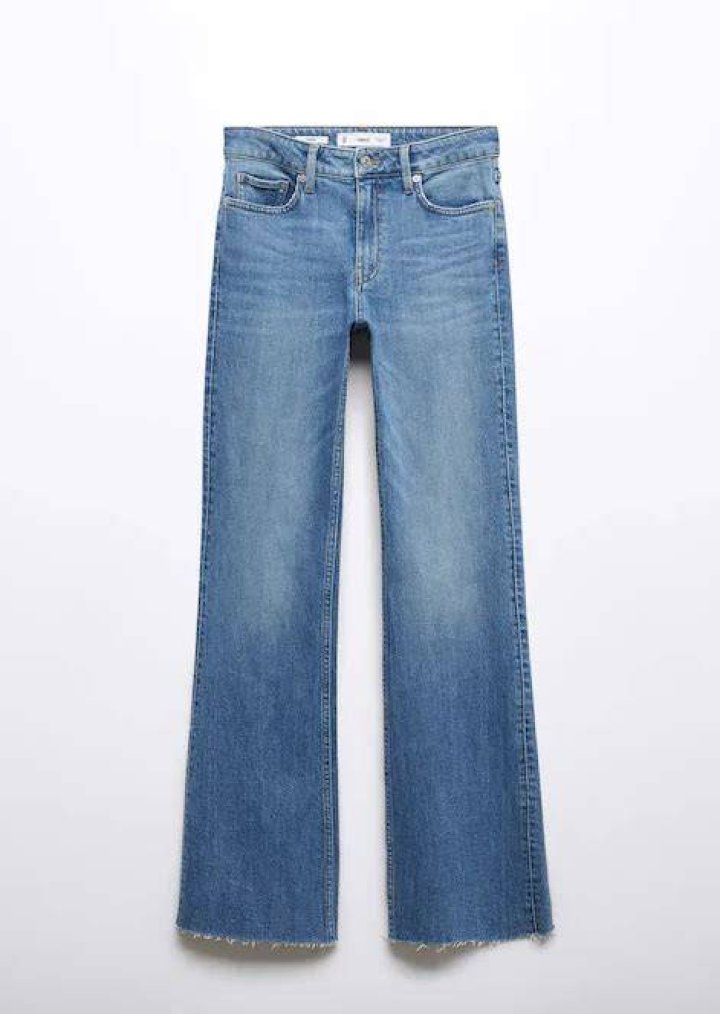 Jennifer L&oacute;pez luce jeans acampados, zapatos de tac&oacute;n y blazer Vogue