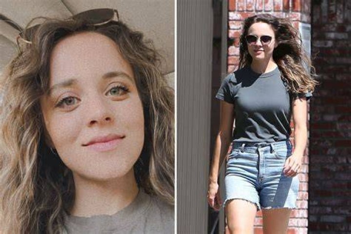Jinger broke her strict family rules and showed off her long legs while wearing shorts