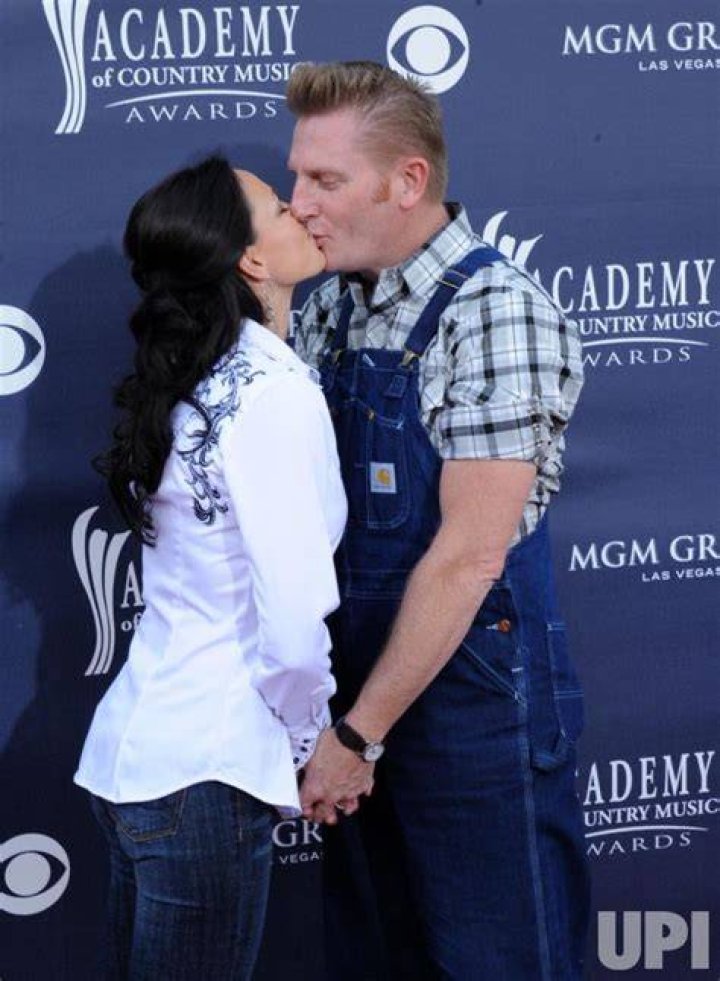Joey Feek, Of Country Duo Joey + Rory, Dead From Cervical Cancer At Age