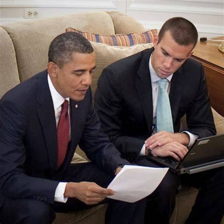 Jon Favreau Obama's chief speechwriter to leave White House job to pen screenplays Daily Mail