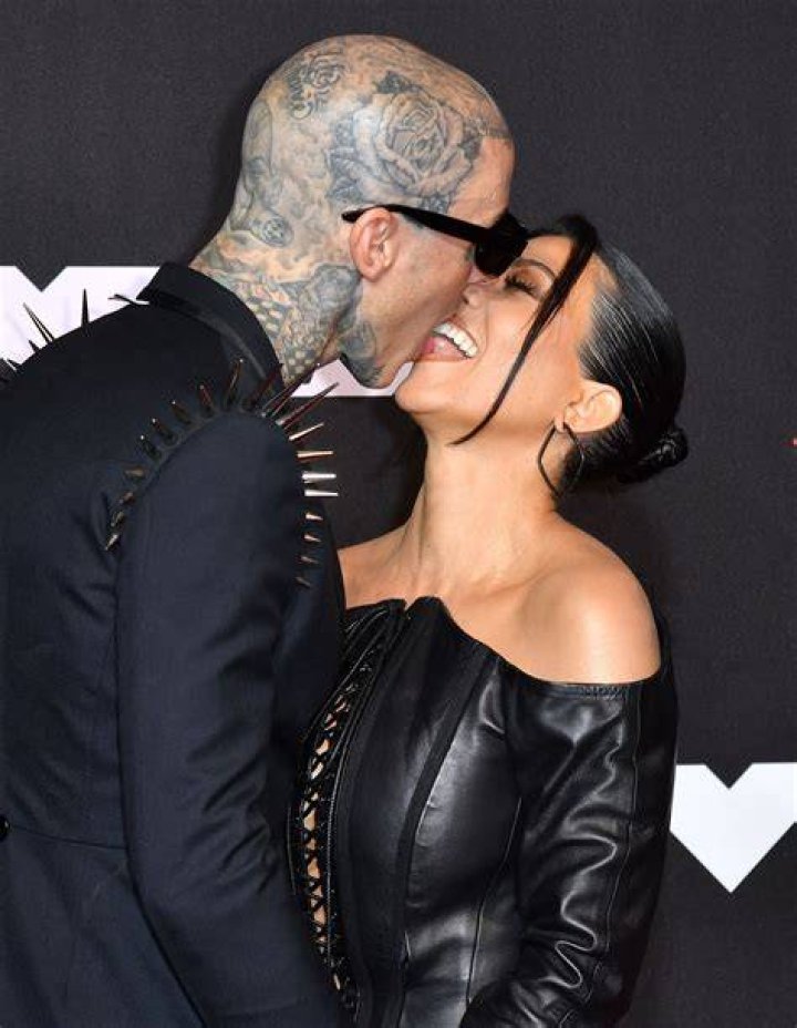 Kourtney and Travis kissed at MTV VMA's red carpet