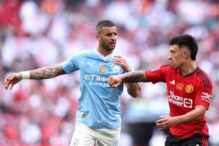 Lisandro Martínez looks annoyed as the chef pretends to sprinkle salt on the trophy