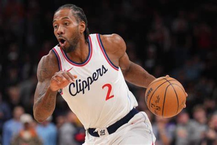 Los Angeles Clippers star Kawhi Leonard has reminded NBA fans how large his hands are