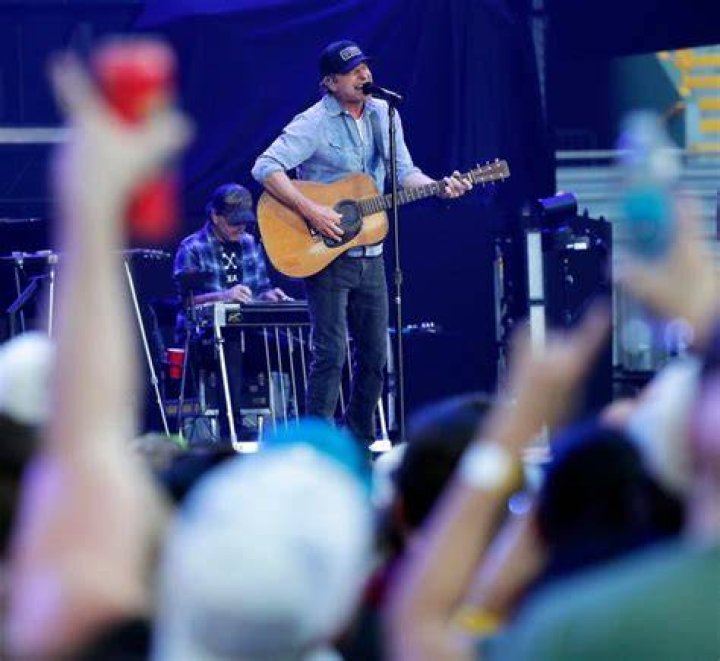 Musician Dierks Bentley piloted a plane to pick up opening act stuck because of Air Canada delays