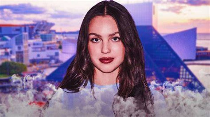 Olivia Rodrigo reacted with pure joy to Regé-Jean Page singing Drivers Licence on SNL