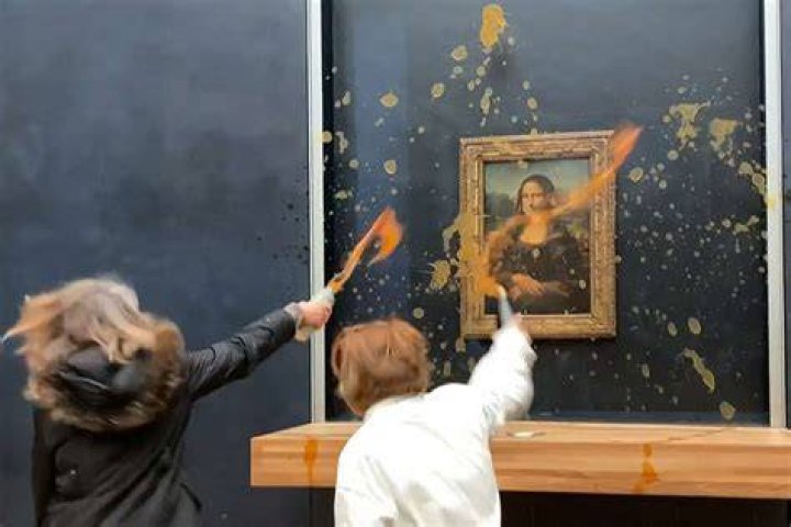 Protestors throw soup at Mona Lisa Painting