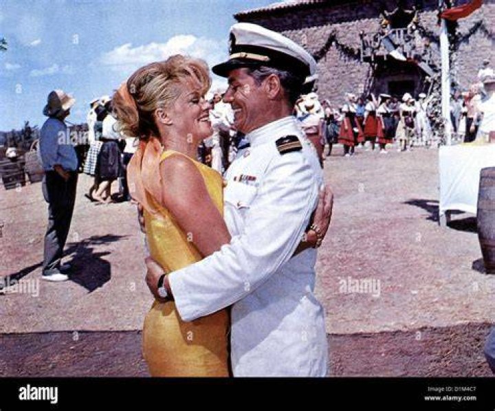 Ron Randell and Janis Paige sitting up at the bar in a scene from the