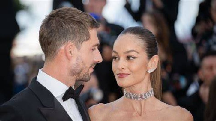 Sara is pals with Izabel Kovacic and is married to shotstopper Ivica Ivusic