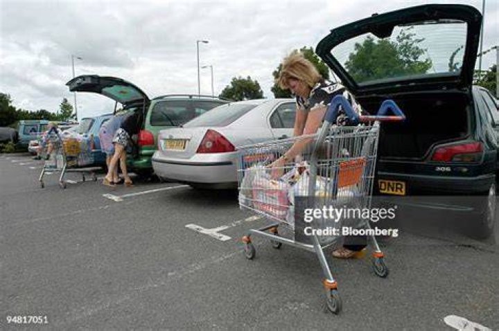 Shoppers load their cars with gadgets and gismos in California