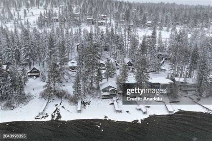 Snow blanketed houses along Donner Lake.