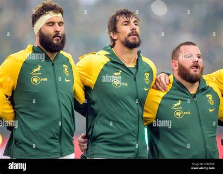  South Africa ace Lood de Jager clutched his shoulder in agony