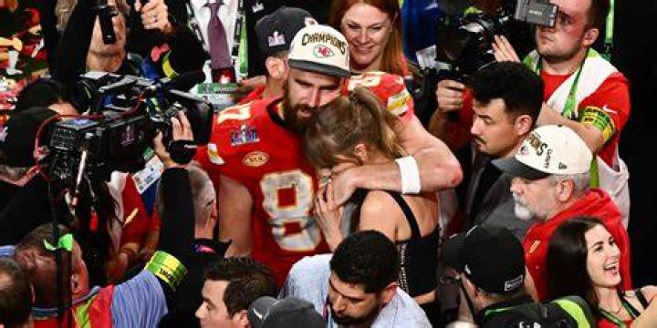 Taylor Swift Shocks Fans With Surprise Album Announcement at the 2022 VMAs
