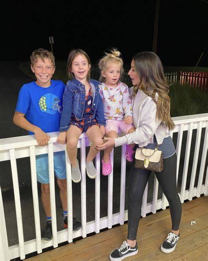 Teen Mom alum, 22, reveals she's pregnant with first child and shares baby's gender in sweet announcement