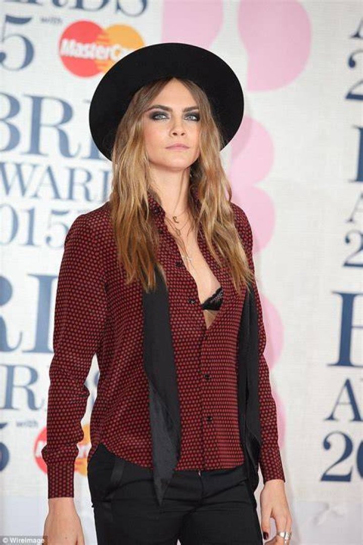 The Brit supermodel donned an electric blue blazer and a veil