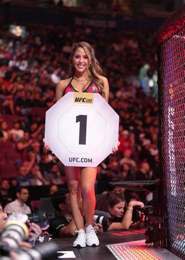 The octagon girl stunner has 1.1 million followers on Instagram