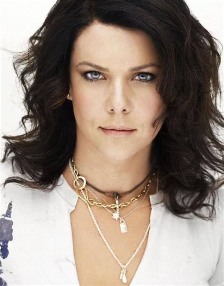 those eyes are beautiful! Lauren graham, Gilmore girls fashion, Girlmore girls