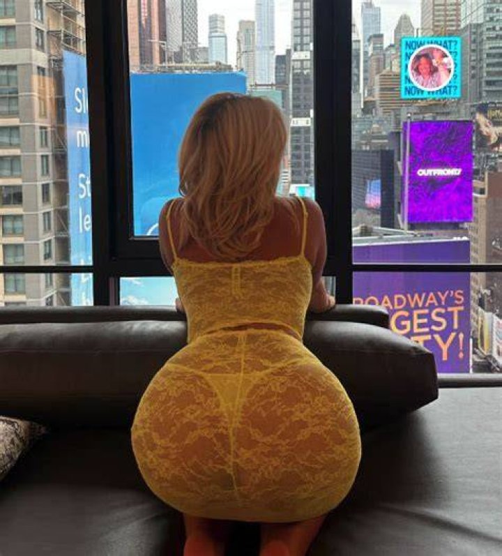 Thousands of Apollonia&rsquo;s fans enjoyed the view on the ring girl&rsquo;s holiday to New York