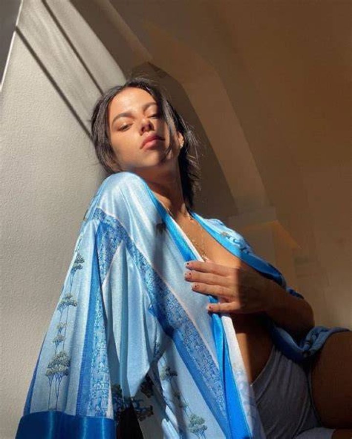 Victoria Villarroel salud&oacute; a sus vecinos con ropa interior con transparencias y bucaneras