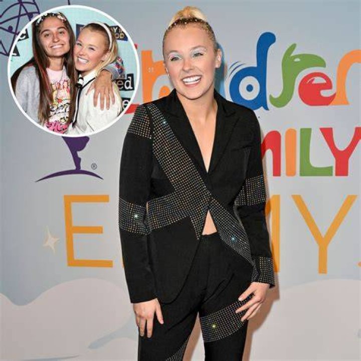Why Did JoJo Siwa, Avery Cyrus Split? Shade Clues, Details Life & Style